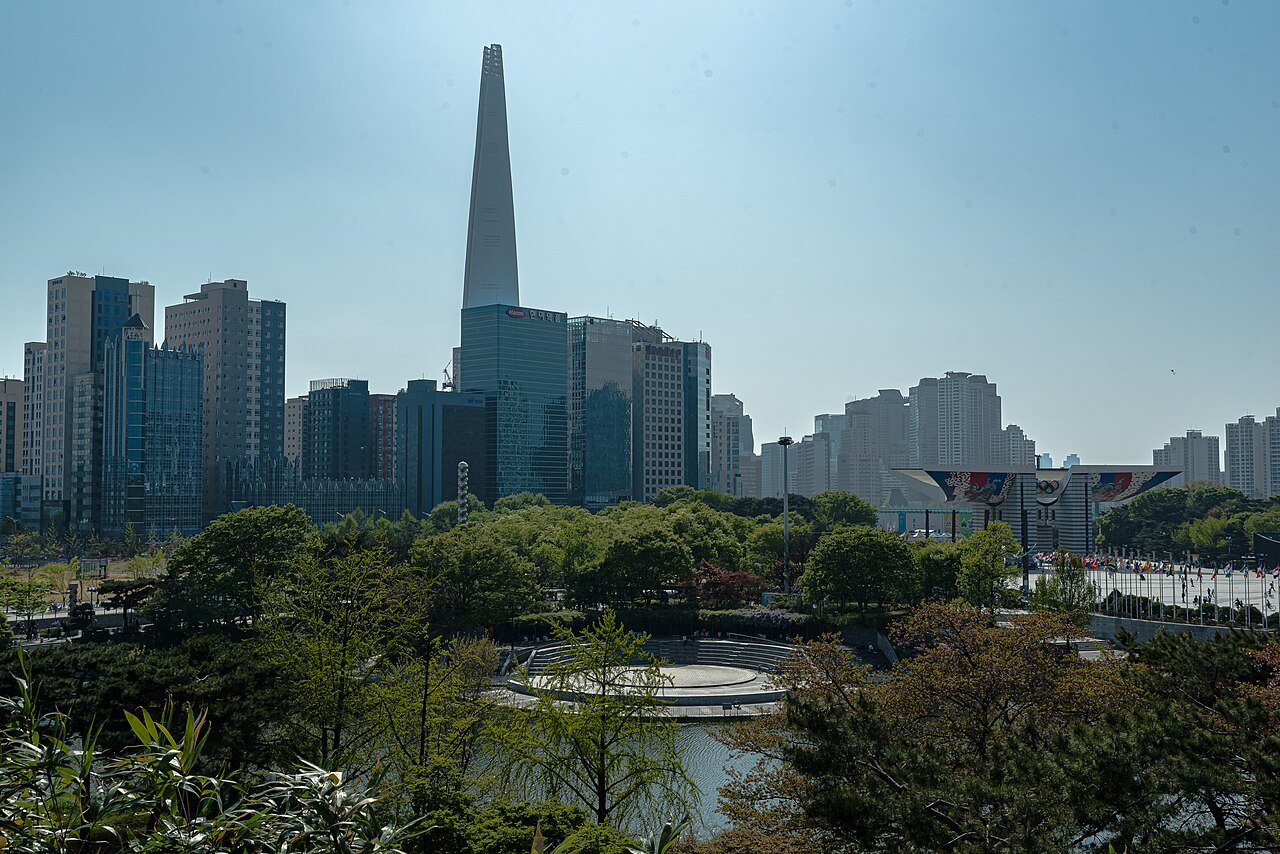 서울 올림픽공원 호수와 세계평화의 문, 뒤로 보이는 롯데월드타워