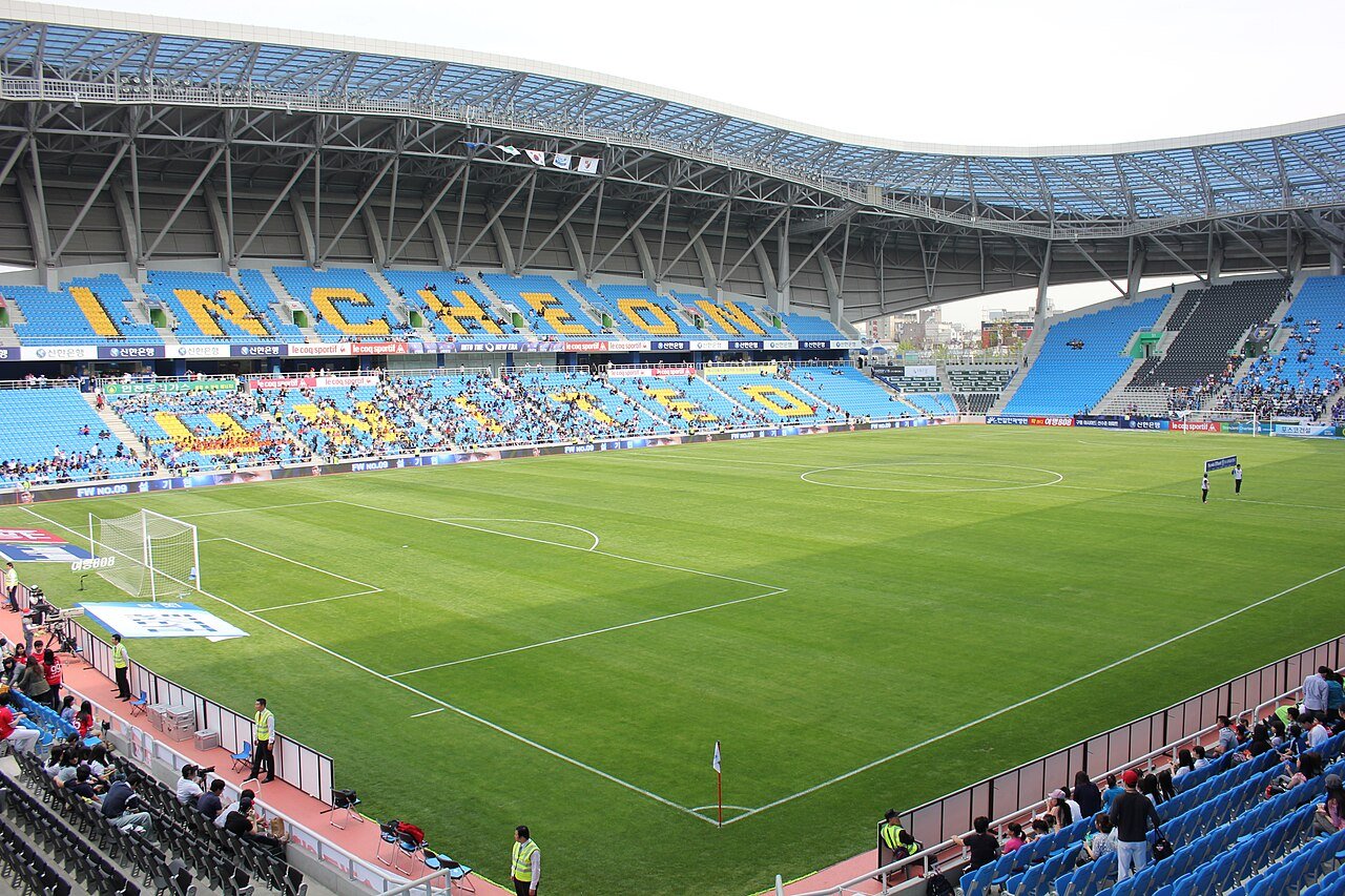 인천축구전용경기장 관중석과 그라운드 전경
