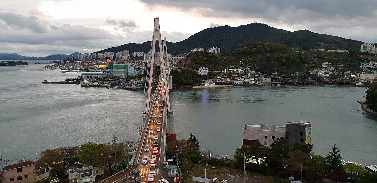 여수 돌산공원에서 바라본 돌산대교와 여수 바다 풍경
