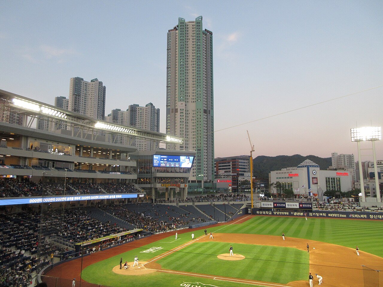 창원NC파크 1루 내야석에서 본 야간 경기장 전경